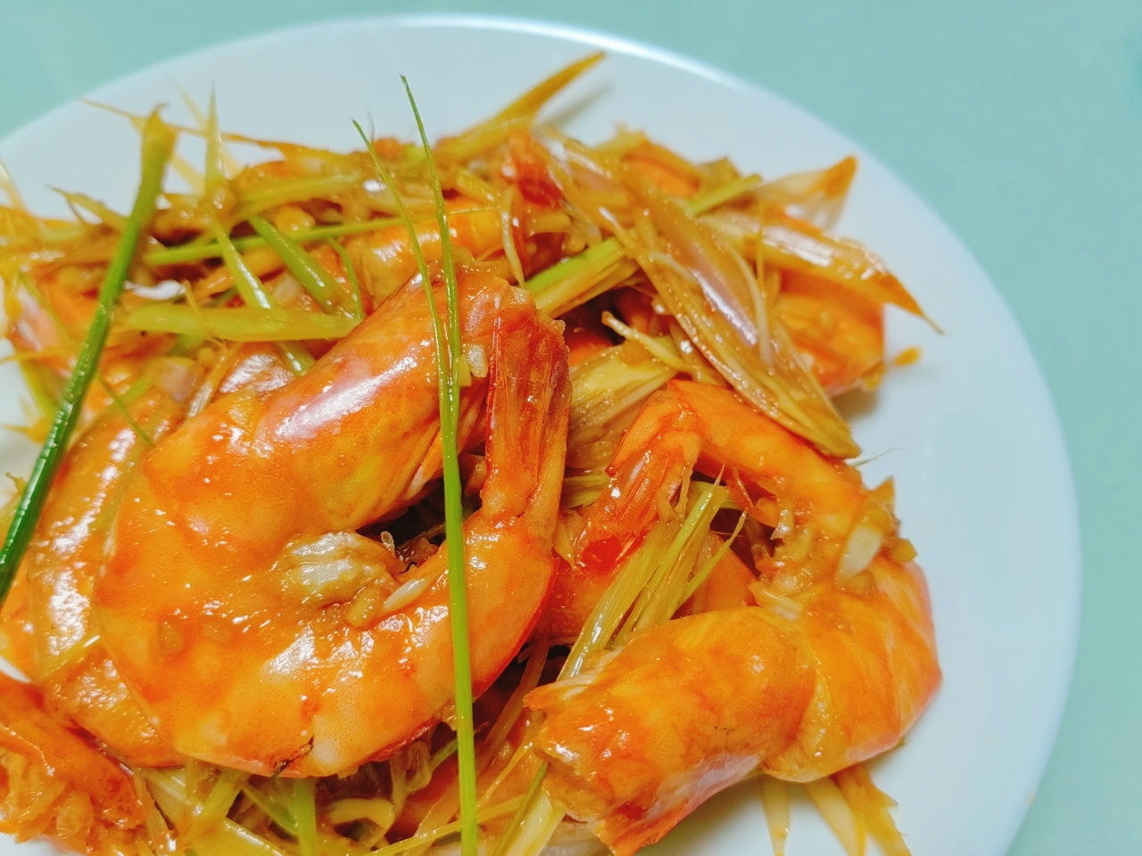 香茅油焖大虾的做法