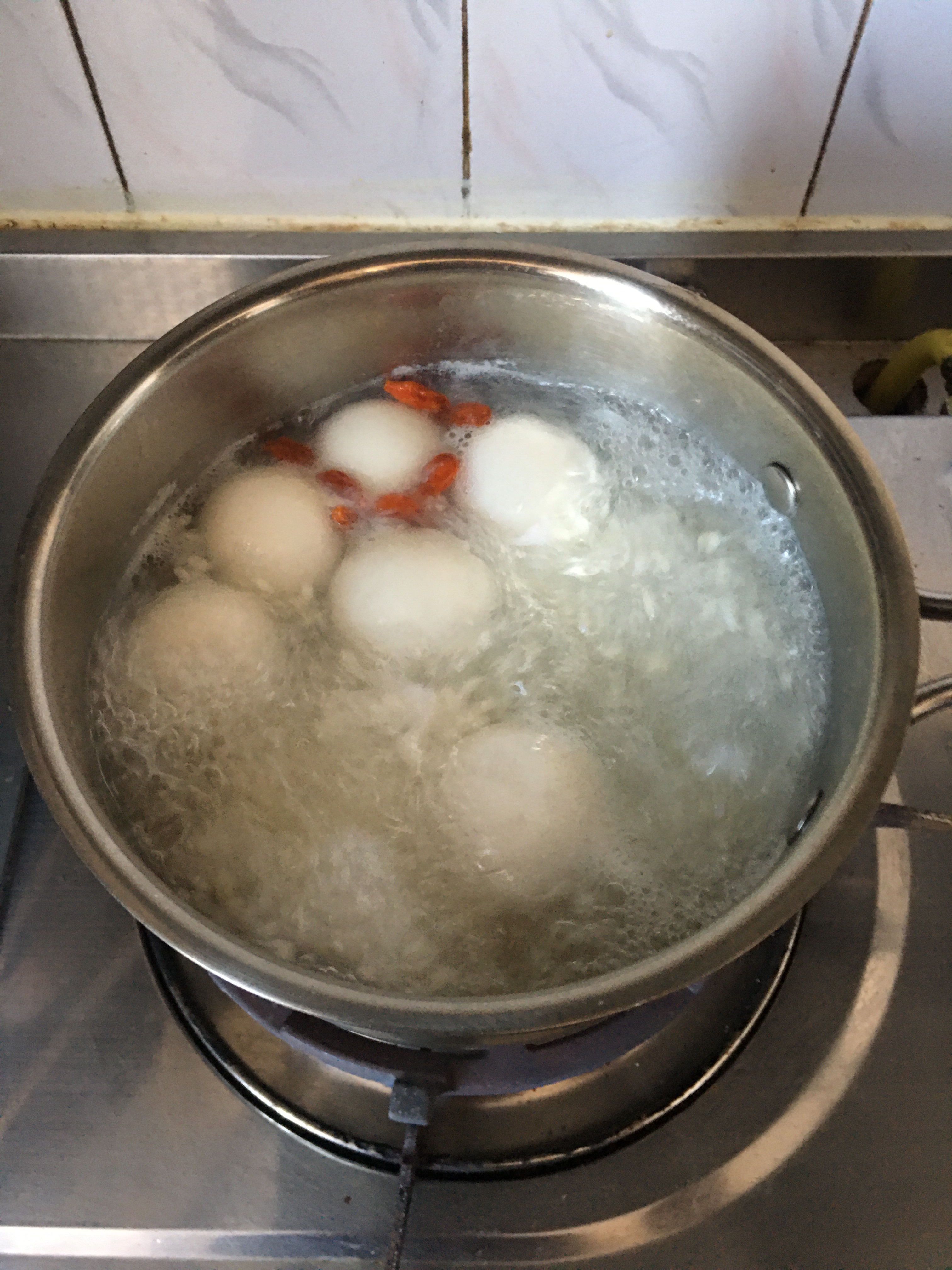 醪糟汤圆煮鸡蛋的做法