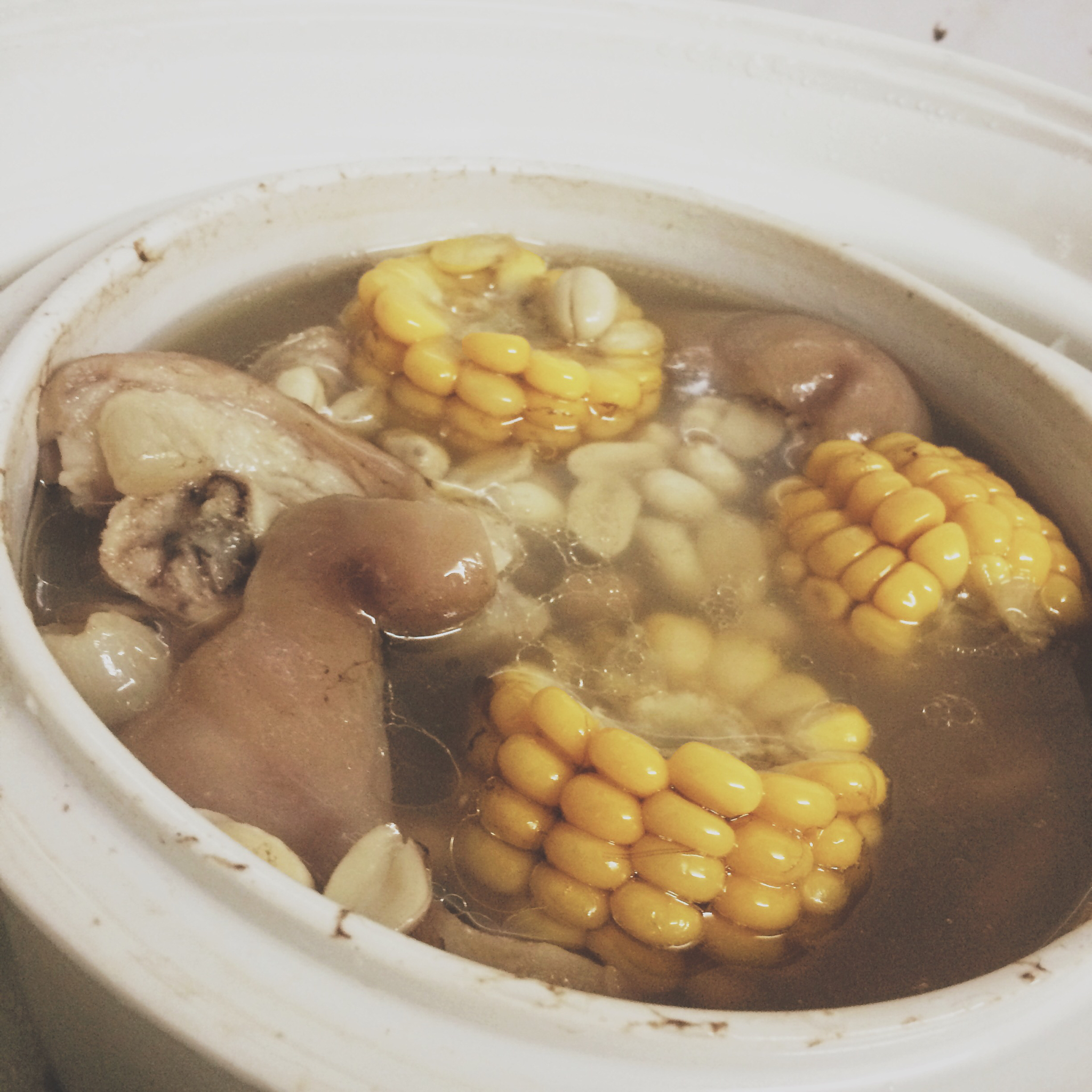 黄豆花生猪脚汤