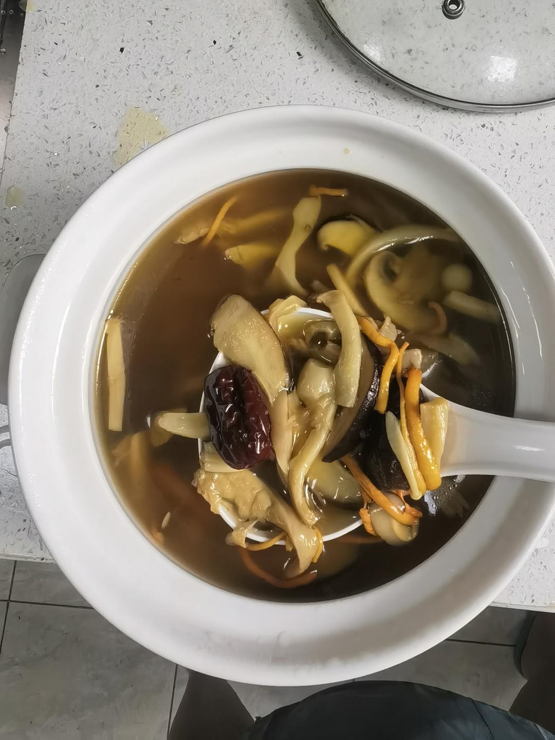 鲜掉眉毛的菌菇汤