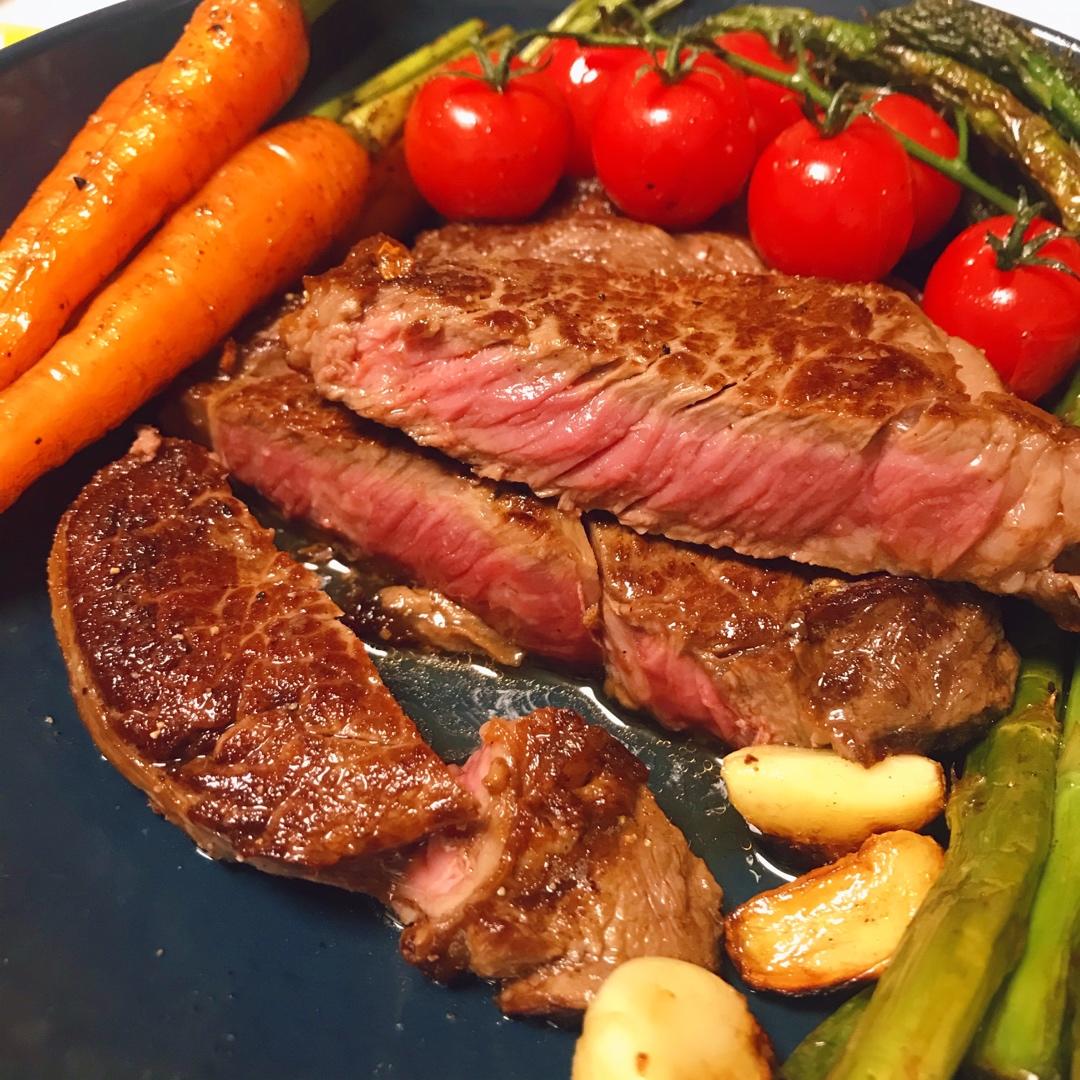 这些煎牛排的小技巧你们都会吗？