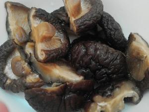 香菇玉米排骨汤的做法 步骤3