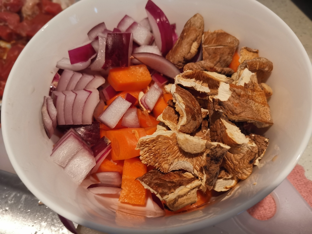 胡萝卜香菇牛肉焖饭的做法 步骤2