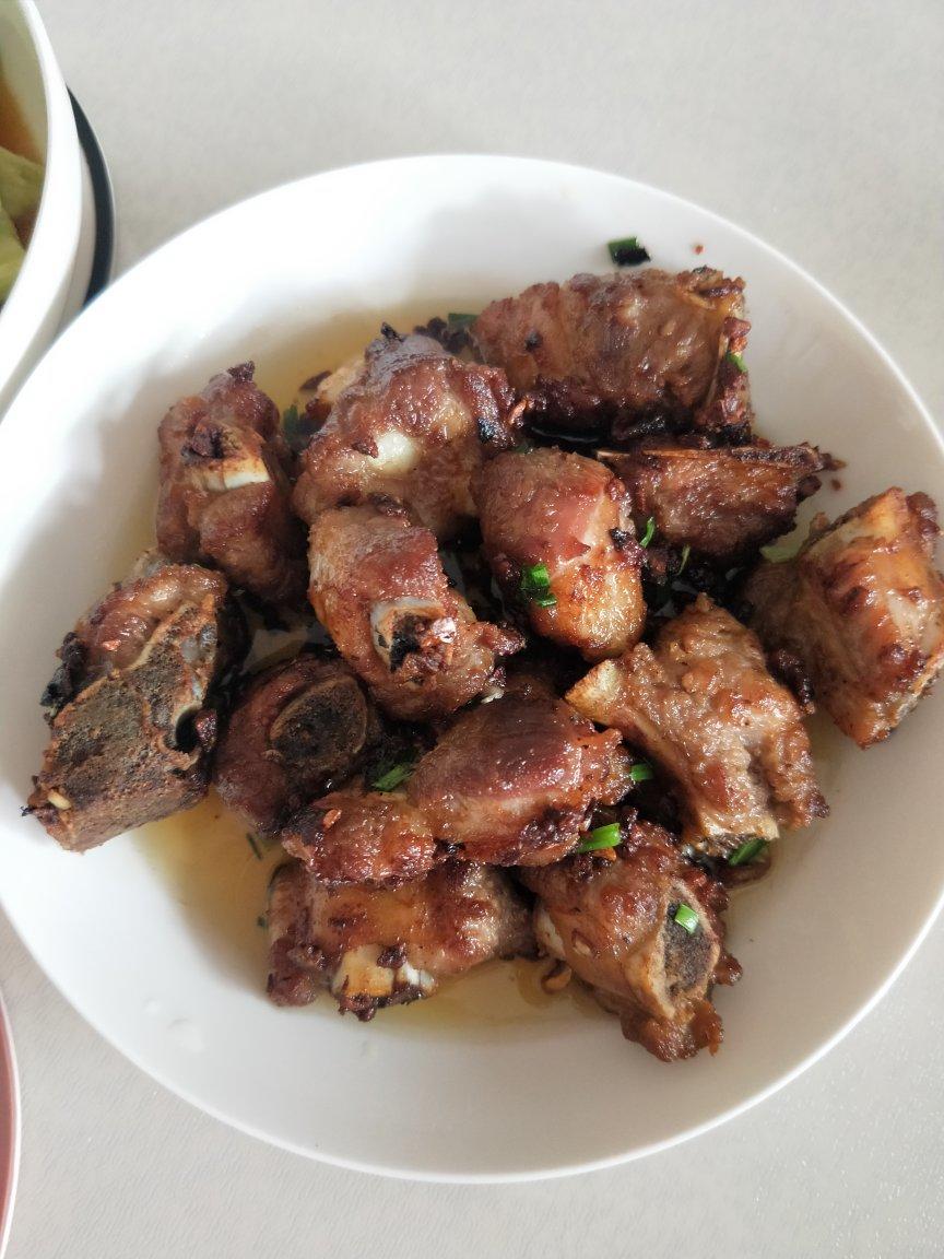 我家排骨从不红烧，加一些大蒜，出锅香喷喷，孩子吃完舔手指