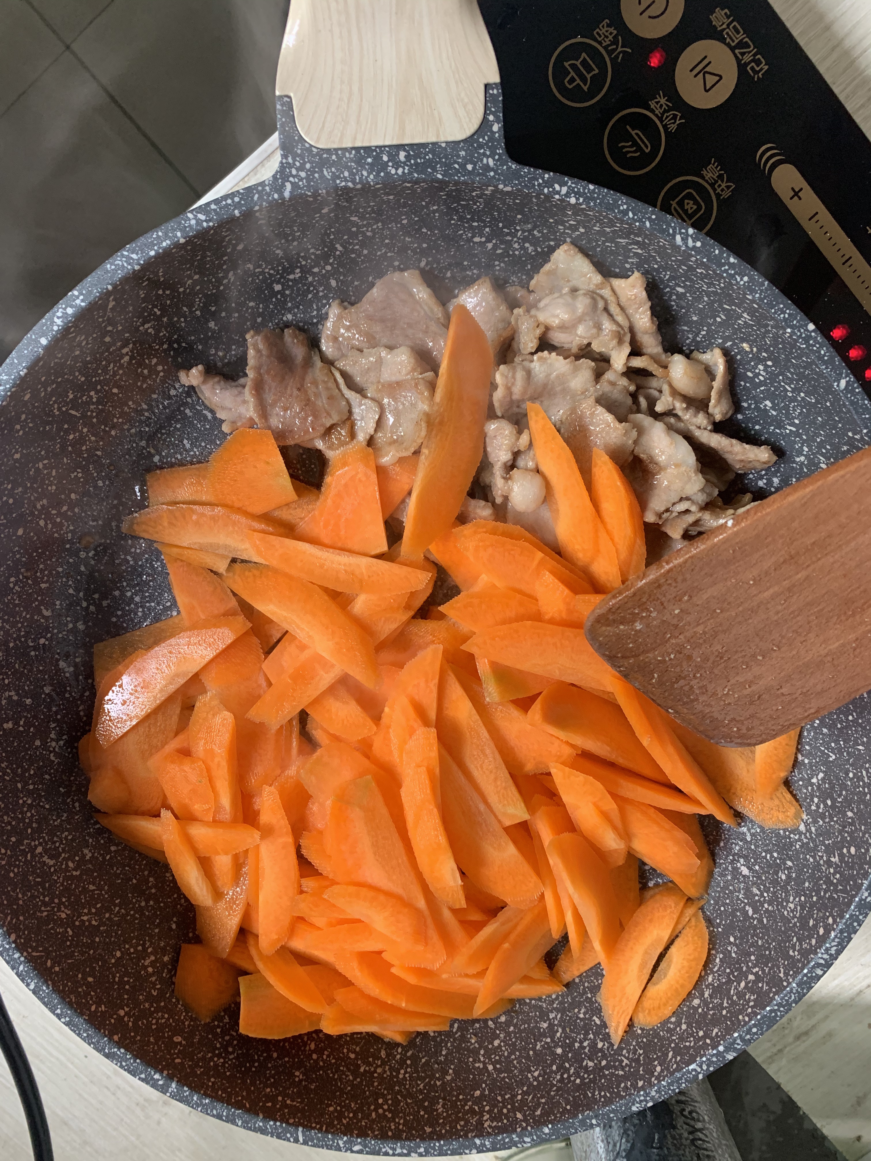 家常胡萝卜炒肉的做法 步骤8