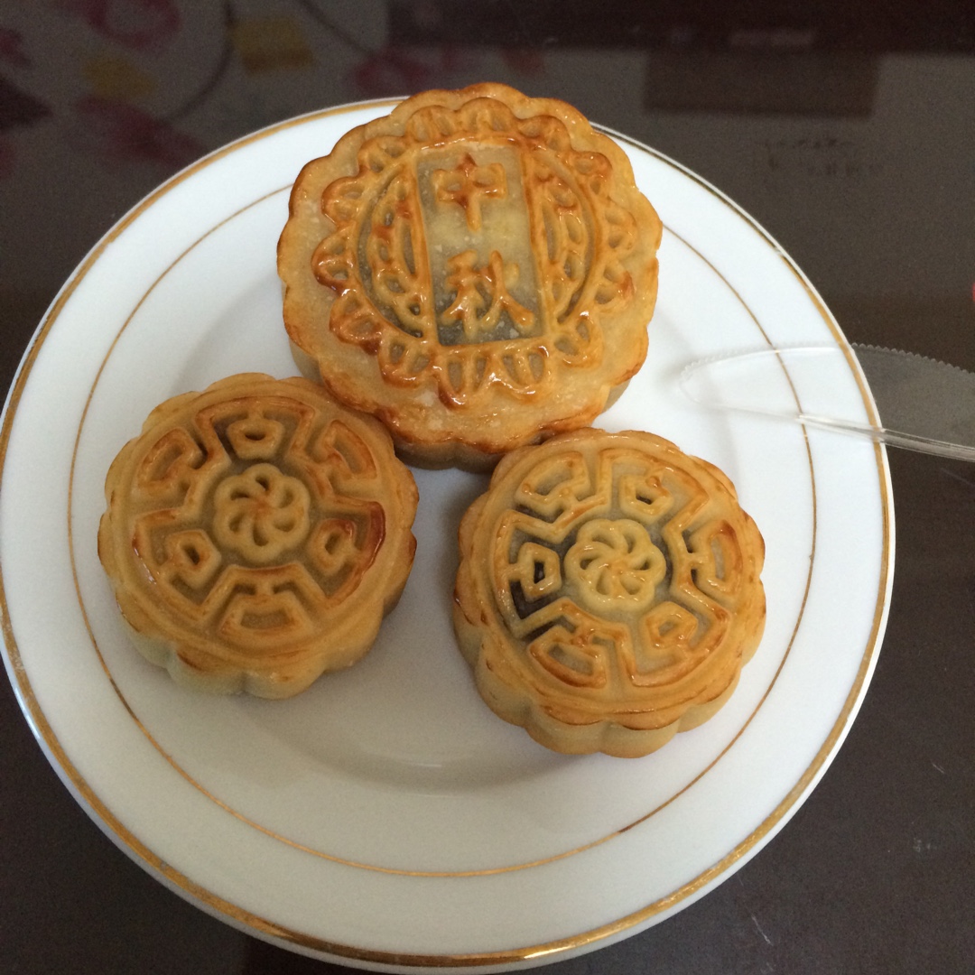 广式月饼－－蛋黄豆沙月饼