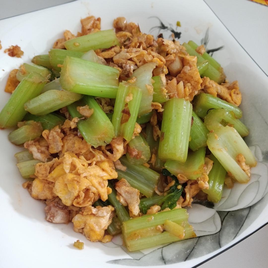 芹菜炒鸡蛋(超级简单的快手菜呀~)