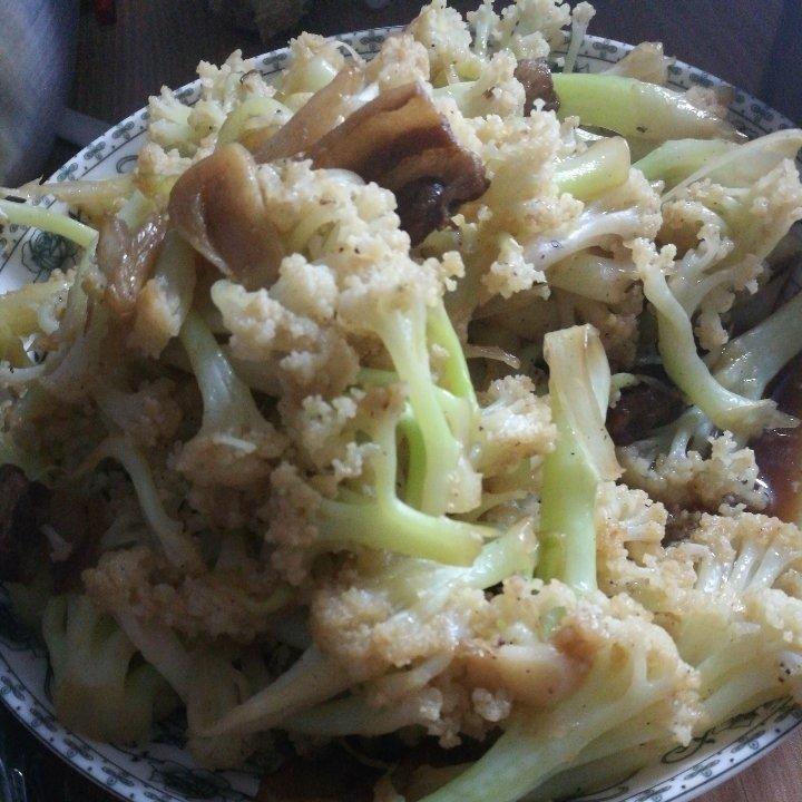 五花肉炒花菜