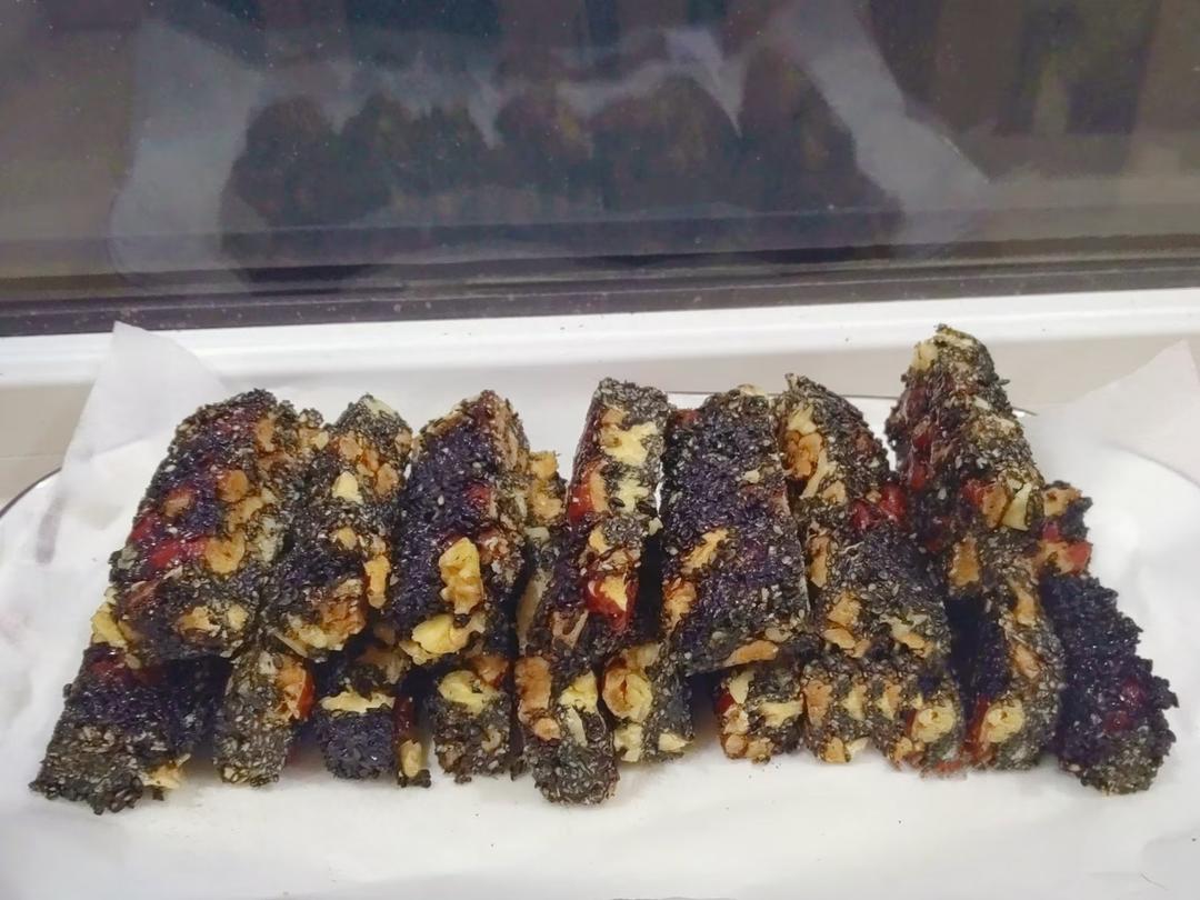 黑芝麻红枣枸杞核桃糕