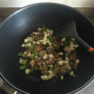 袖珍菇、马蹄，小虾、莴笋炒的做法 步骤8