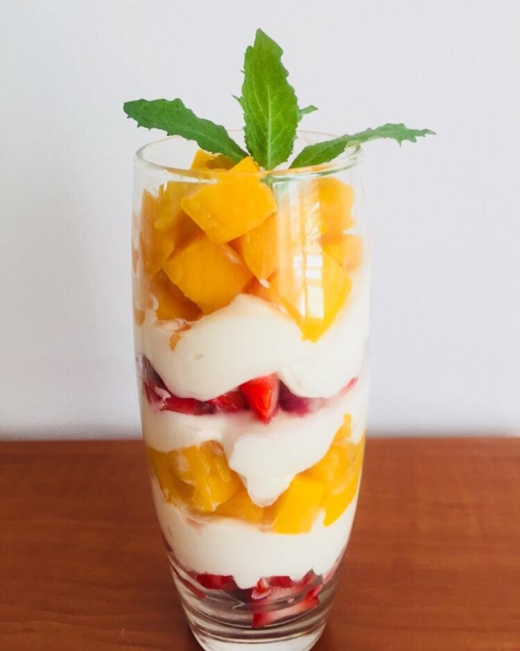 做饭小能手小馨做的奶油水果杯(消耗淡奶油和吃货最爱)