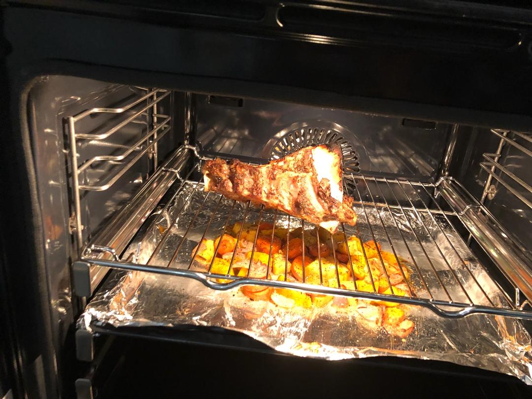 孜然蒜香烤羊腿