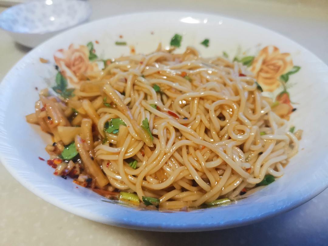 酸辣爽口的凉拌面！保证吃一次就上瘾