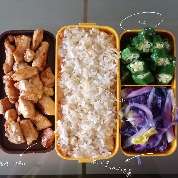 香煎鲜嫩多汁的黑椒鸡胸肉