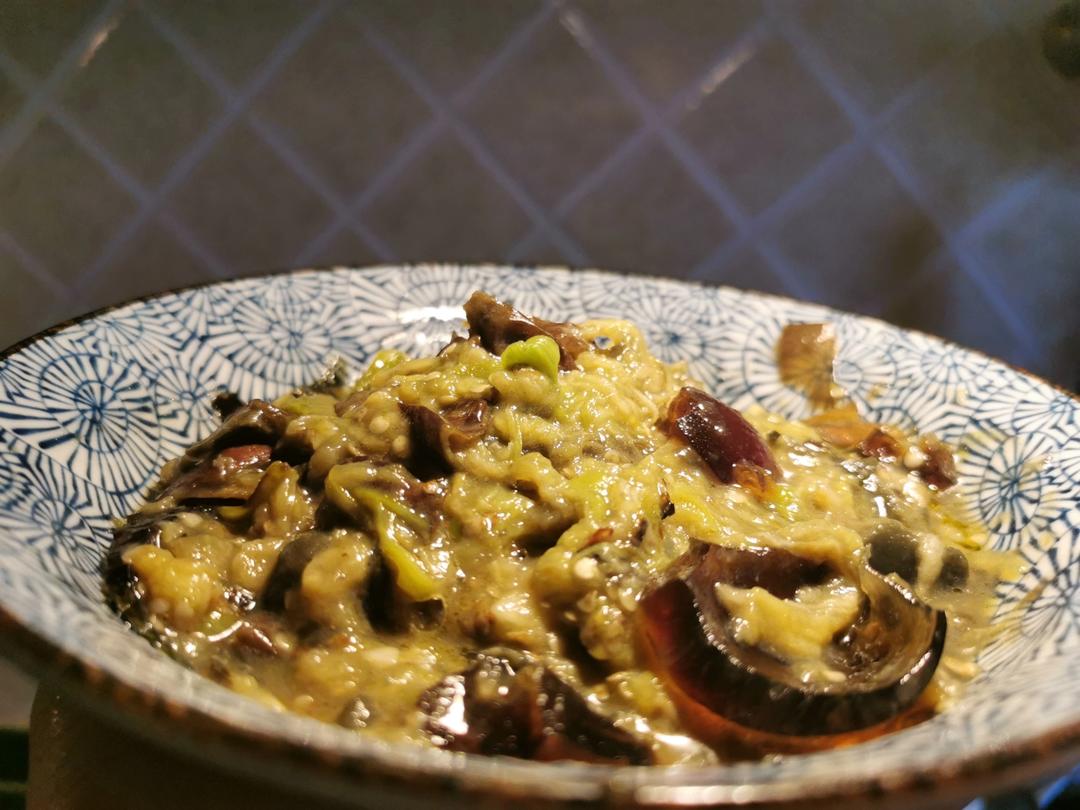 不要被它的外表吓到，吃一口会让你念念不忘辣椒擂皮蛋茄子