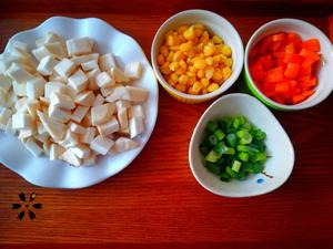 杏鲍菇炒玉米胡萝卜丁的做法 步骤1