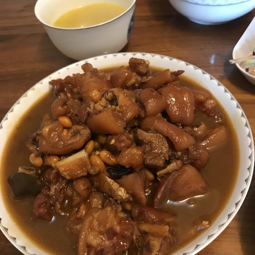 美味的家常菜：红烧猪蹄