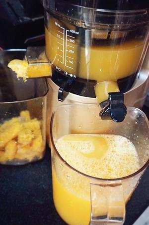 梨+橙鲜榨果汁（原汁机版）的做法 步骤3