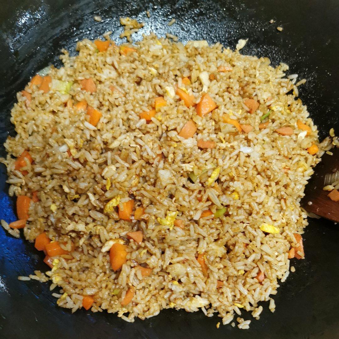酱油鸡蛋火腿蔬菜炒饭