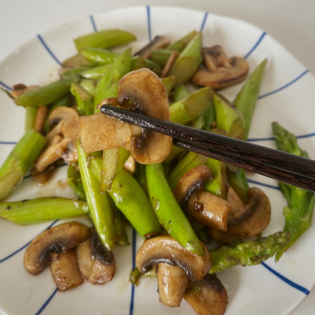 清脆爽口 快手菜 芦笋炒蘑菇的做法