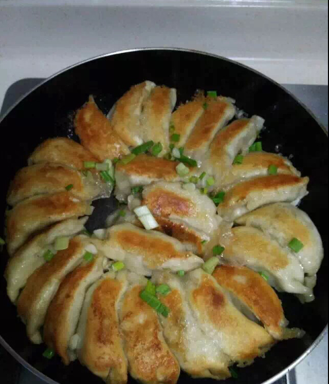 速冻水饺吃腻了吗~变锅贴吧(๑´ڡ`๑)