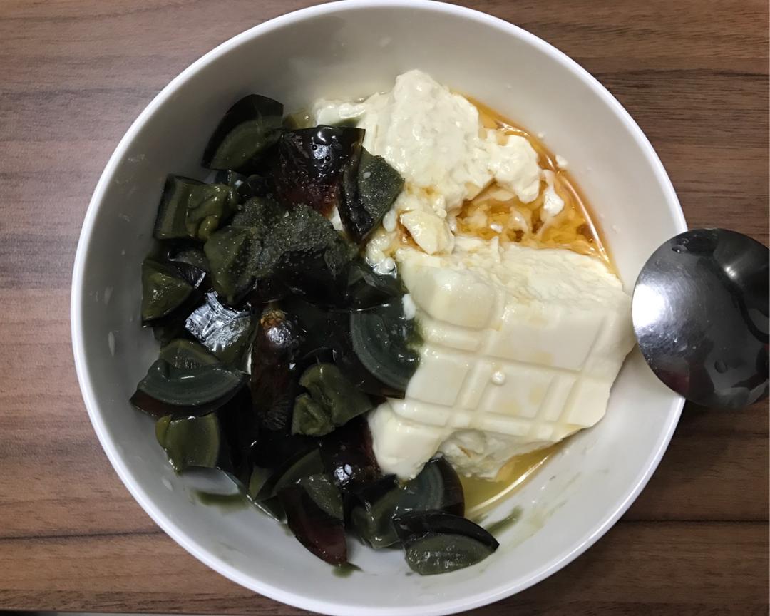 松花蛋拌豆腐的做法