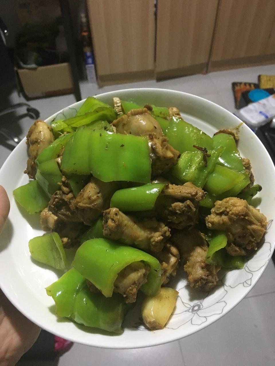 不加一滴水的【干烧青椒鸡】