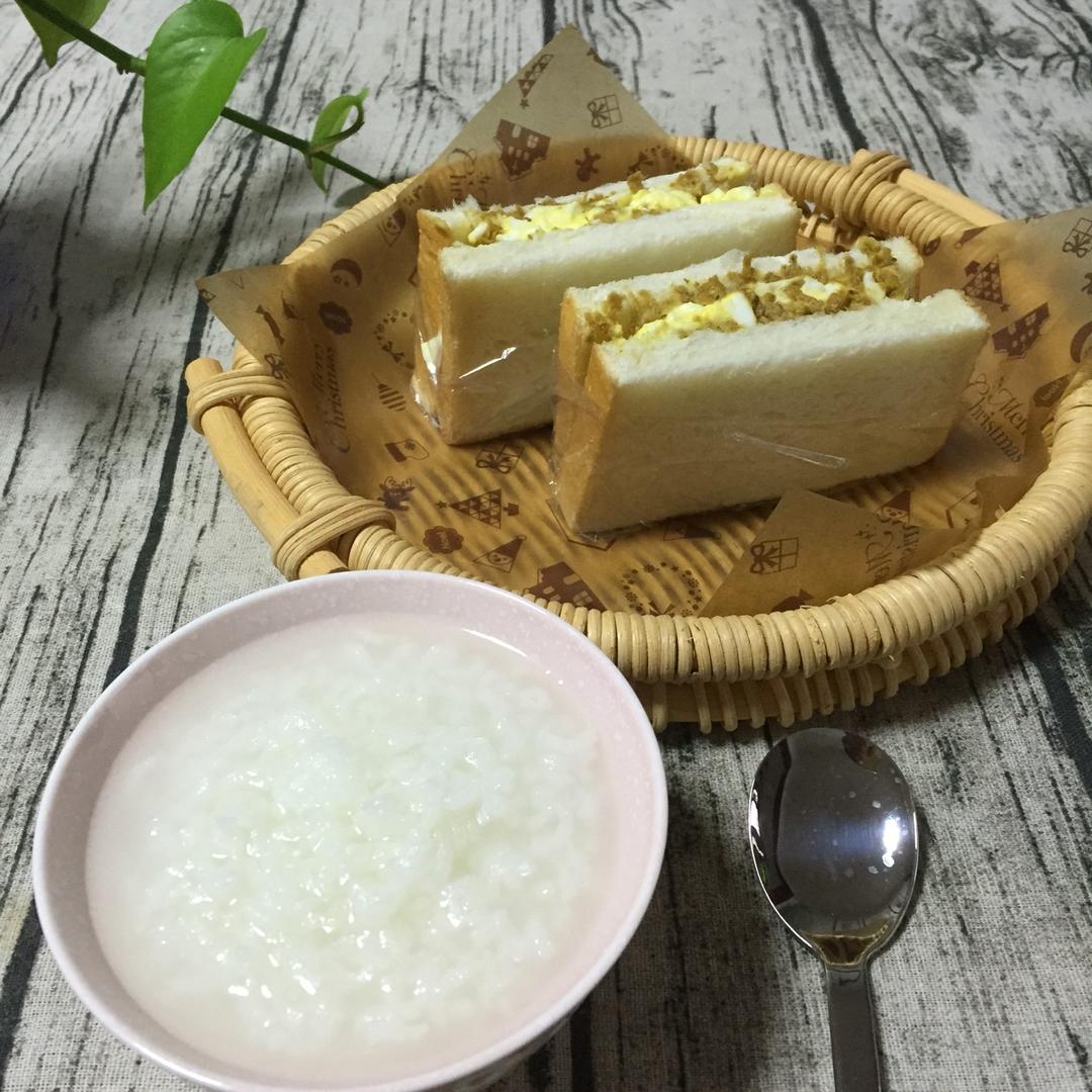 肉松鸡蛋沙拉三明治
