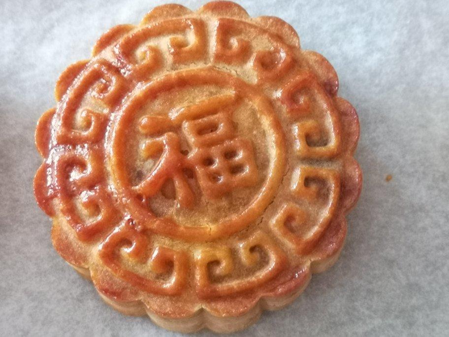 广式月饼－－蛋黄豆沙月饼