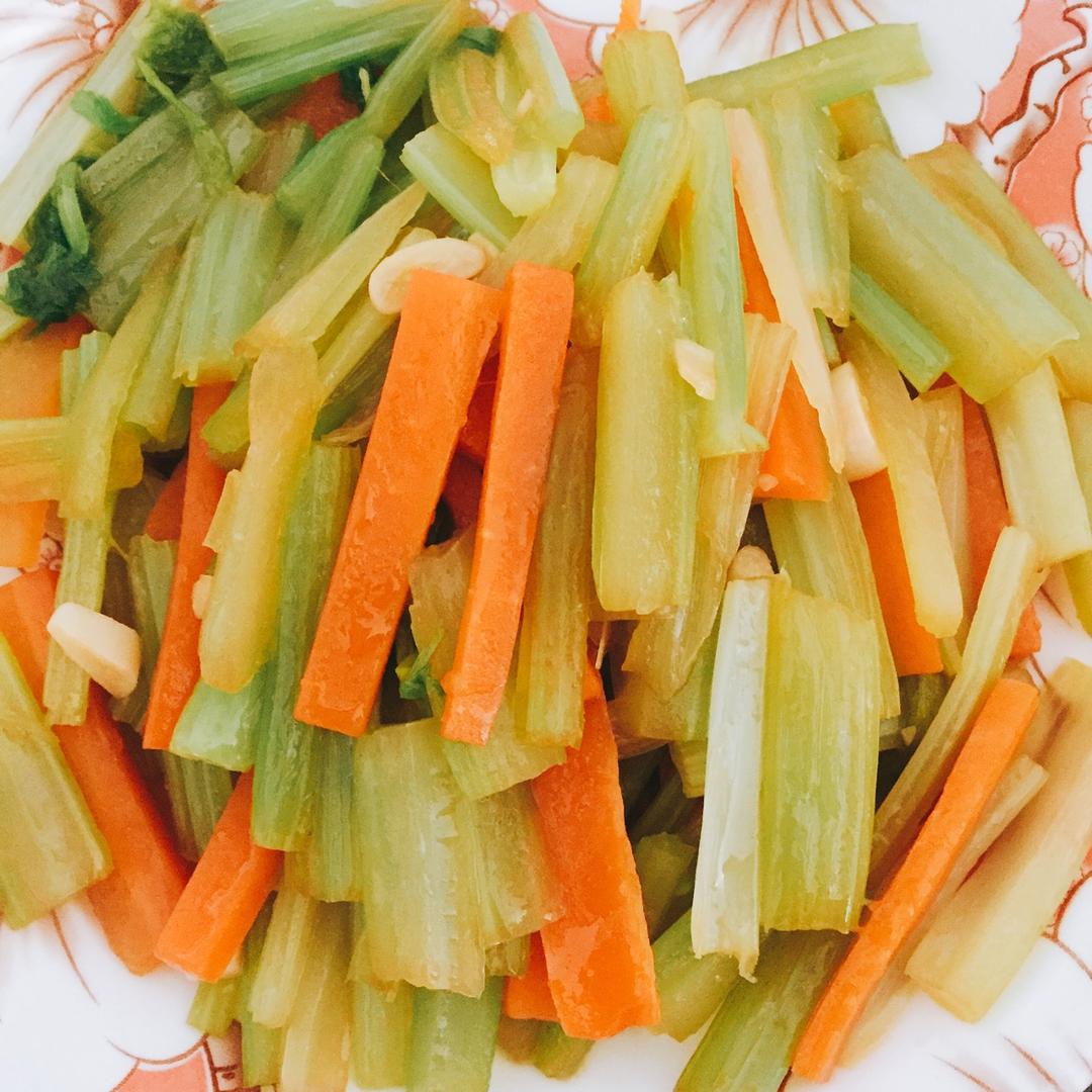 西芹胡萝卜炒黑木耳-清淡健康小炒