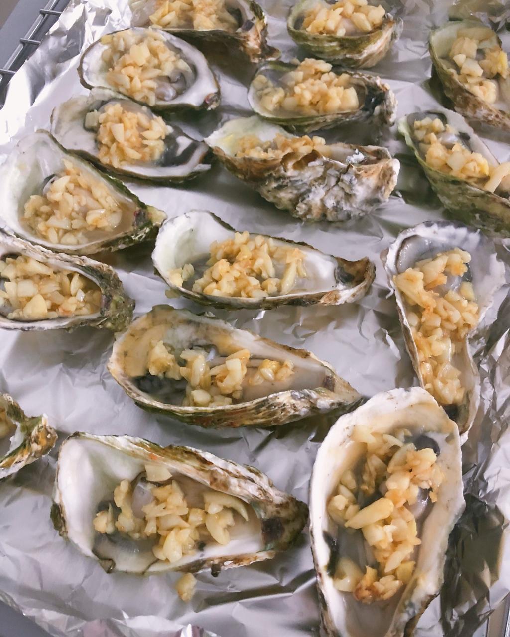 烤生蚝 生蚝好吃关键是蒜茸做得好