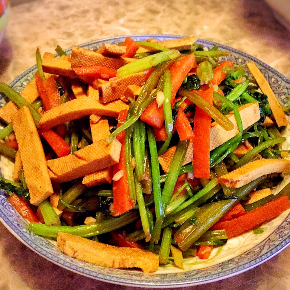 胡萝卜木耳炒芹菜