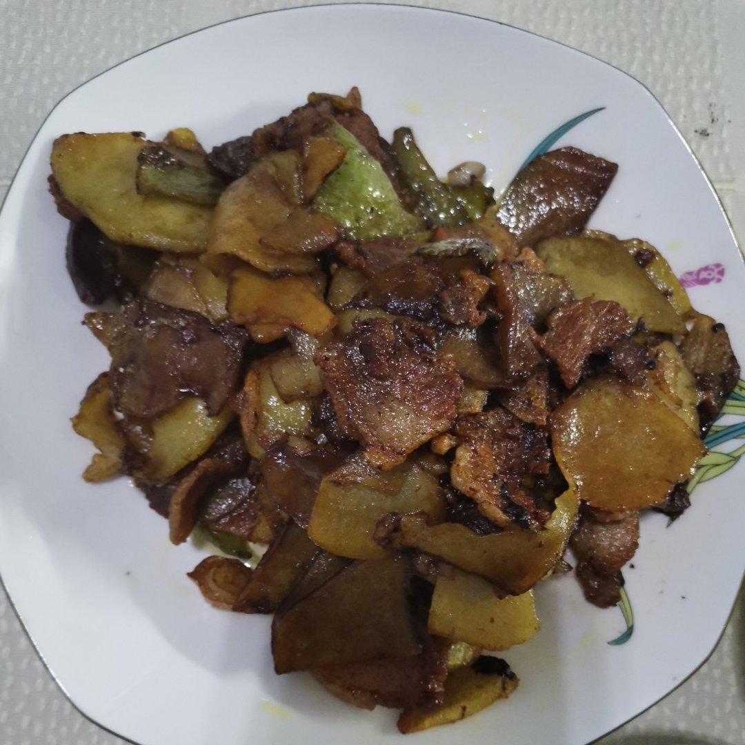 五花肉干煎土豆