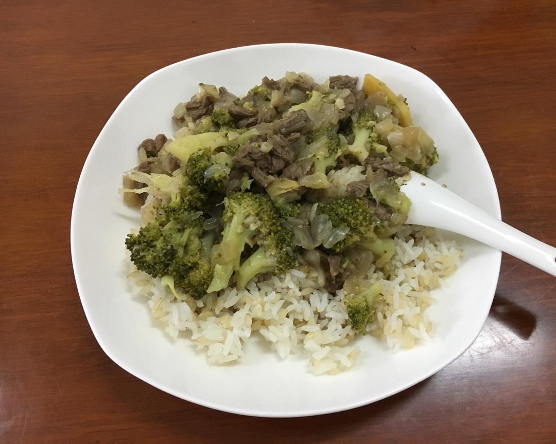 减脂三餐·电饭煲 |无油西兰花炖嫩牛肉