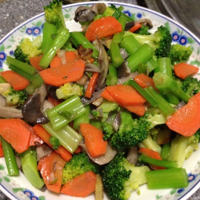 西兰花胡萝卜炒平菇