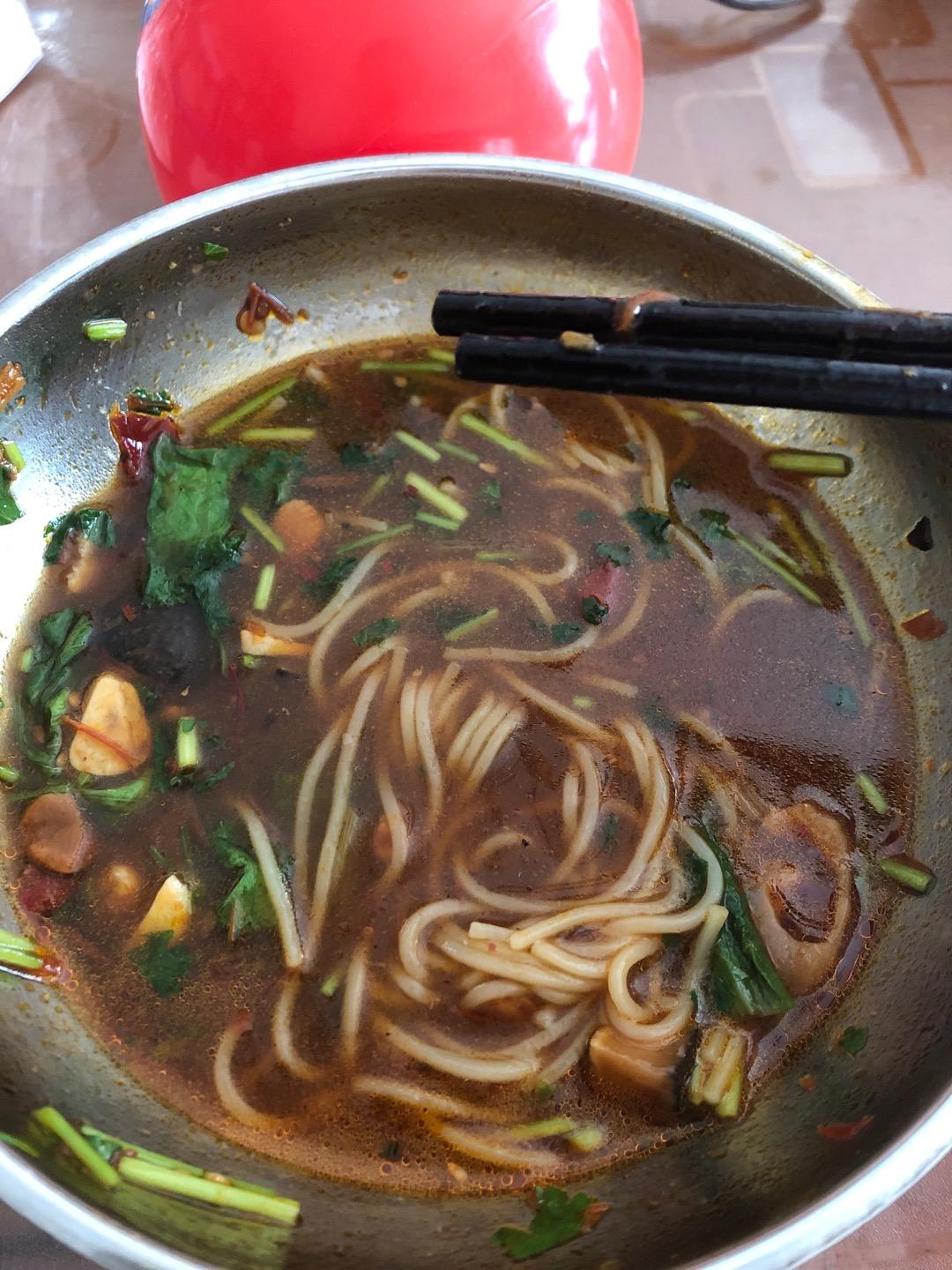 红油香菇鸡块面