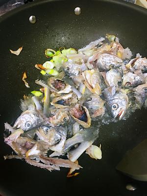 黄鱼雪菜煨面的做法 步骤4