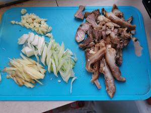 青椒炒猪头肉+火腿的做法 步骤2