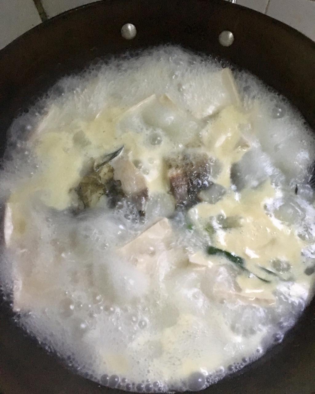 鲫鱼豆腐汤