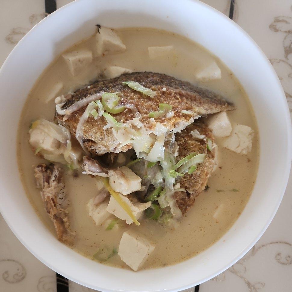 鲫鱼汤(鲫鱼豆腐汤)