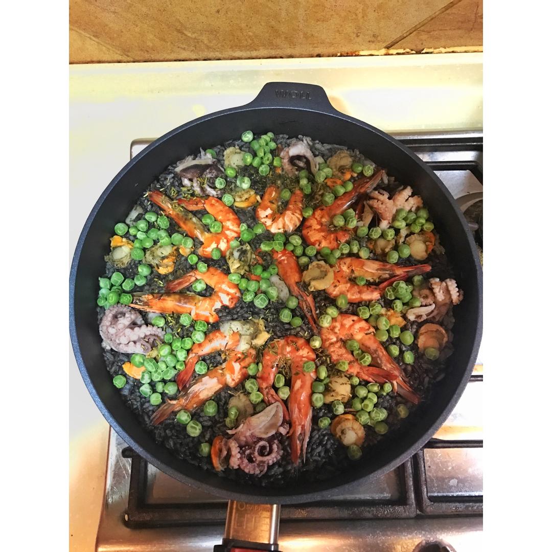 西班牙墨鱼汁海鲜饭