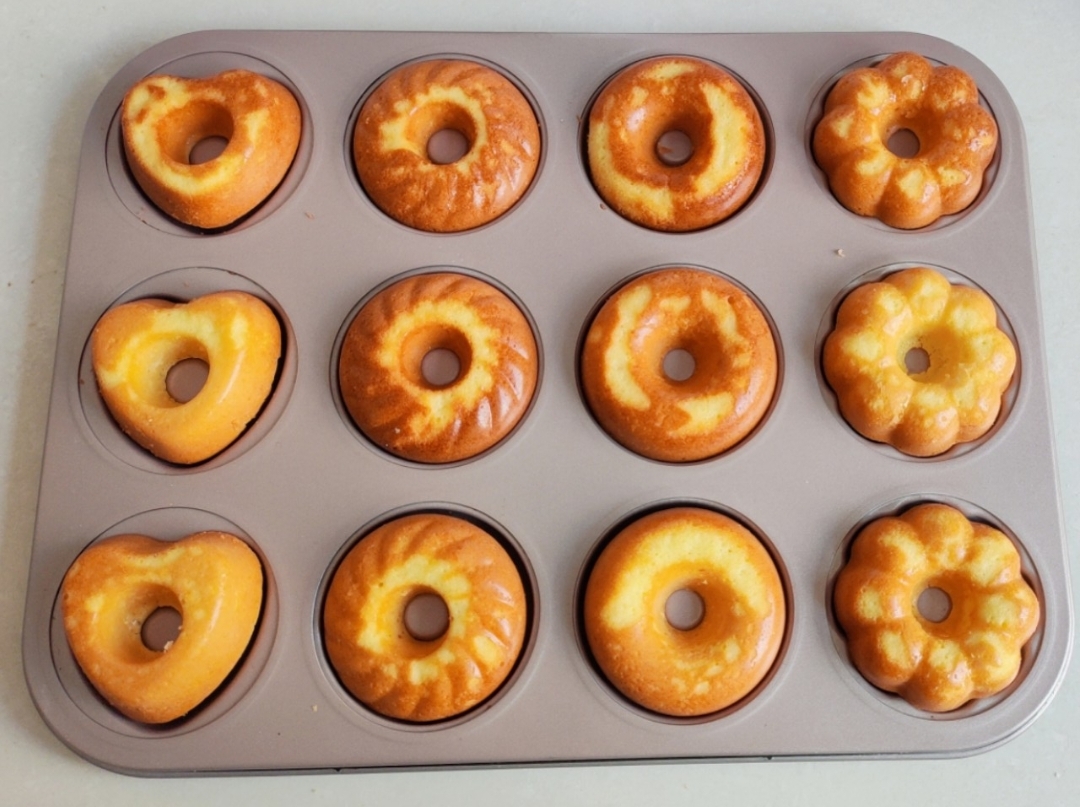 玉米油版烤箱甜甜圈（无泡打粉），配方刚好做一盘12个，超好脱模