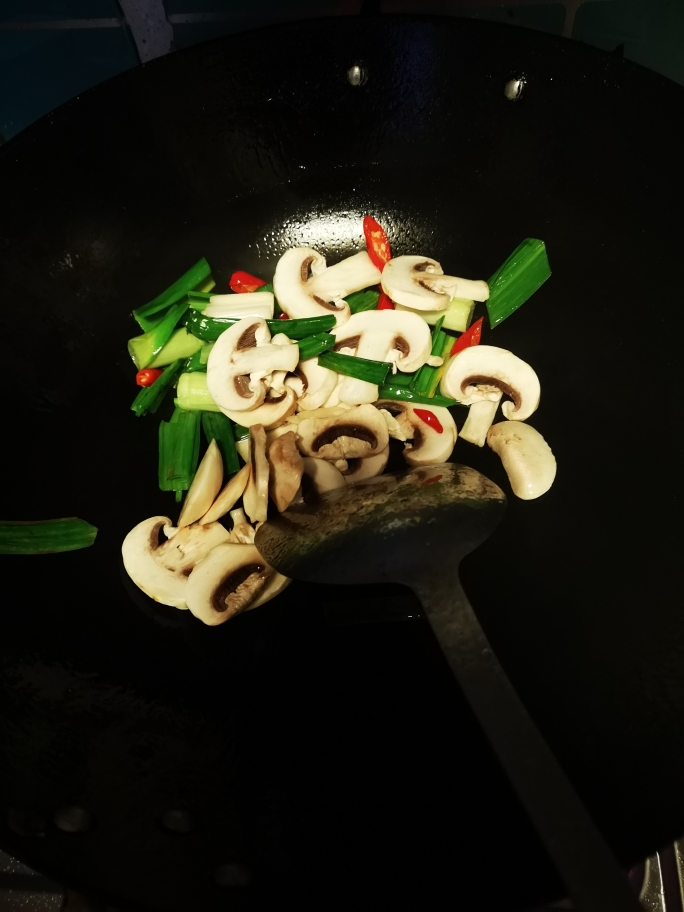 白蘑菇炒南肉，好看好吃的很的做法 步骤3