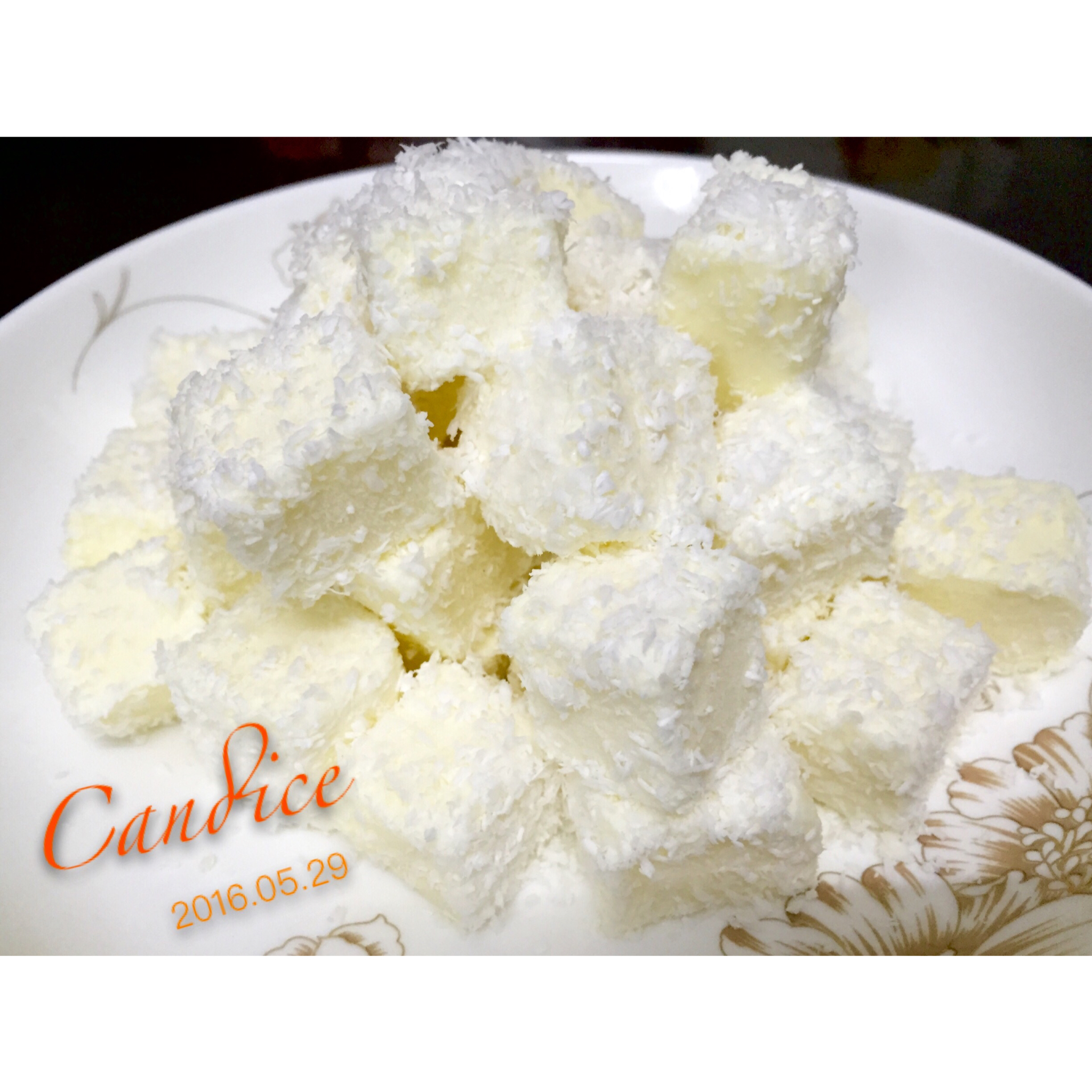 椰丝牛奶小方糕