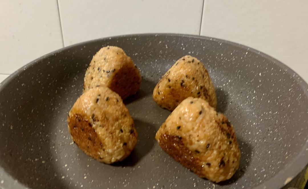 剩米饭的神仙吃法，肉松酱油烤饭团，平底锅就能做哦～