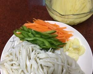 胡萝卜土豆丝炒鱼面的做法 步骤1