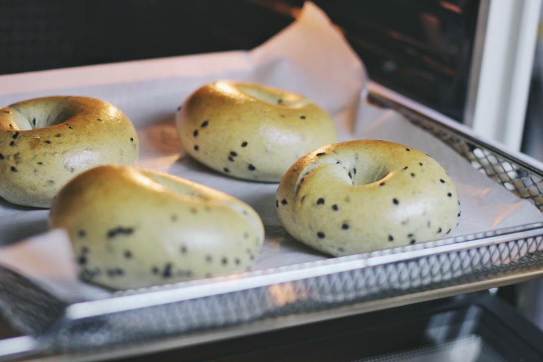 无油低糖的健康主食面包：芝麻贝果