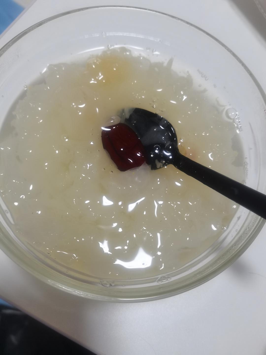 秋季润肺止咳的美食，银耳雪梨汤，软糯易出胶