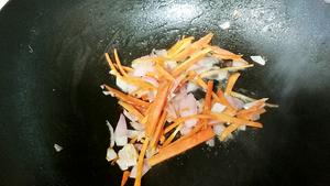 超鲜美好吃的虾皮红萝卜洋葱鸡蛋饼的做法 步骤2