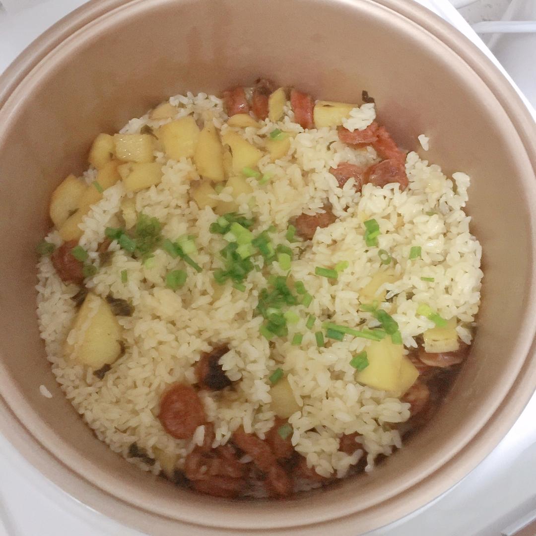 香菇腊肠土豆焖饭